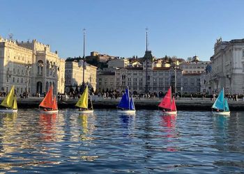 Trieste, la Lega Navale accoglie l’arrivo del Vespucci con la mostra su Straulino e la “barca della legalità” Anassa