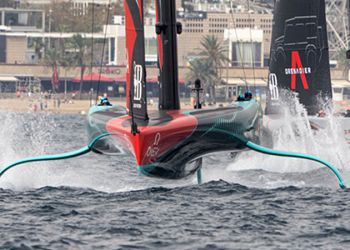 Louis Vuitton 37^ America's Cup: regata tenace e tesa per Emirates Team New Zealand che vince anche la 4^ regata