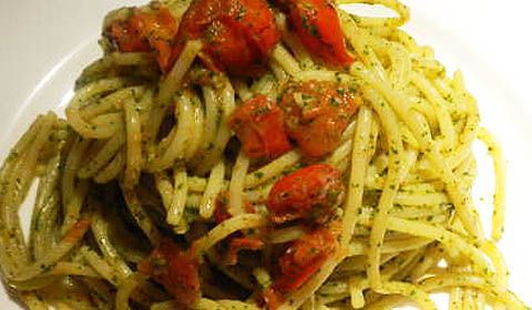 Spaghetti al pesto con pomodorini San Marzano