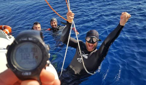 La storia di Alessandro Masala che supera i 100 metri in apnea e fa l'istruttore all'Asinara