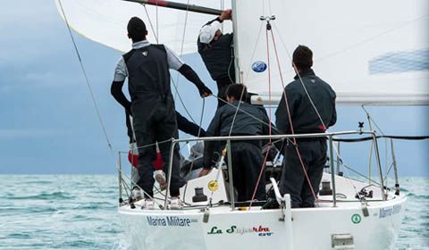 Il J24 La Superba della Marina Militare è campione d’Inverno ad Anzio e Nettuno